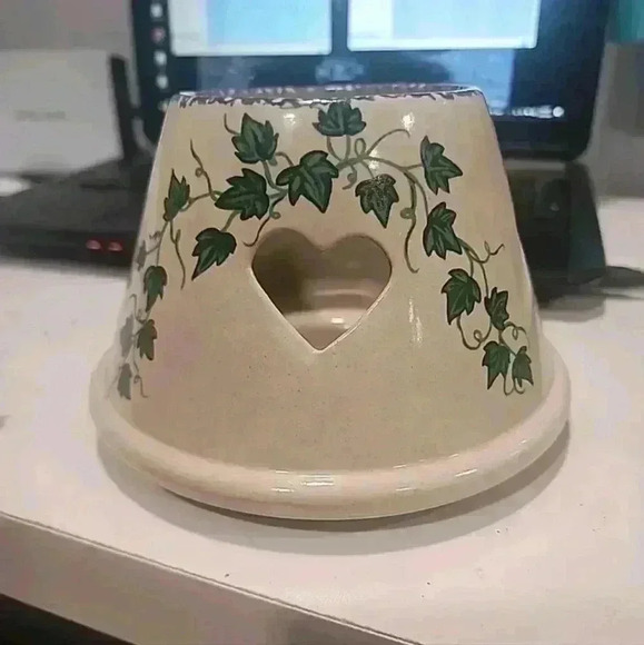Home & Garden Topper For Jar Candle Stoneware Ivy Design On Cream Heart Vents - Picture 1 of 5